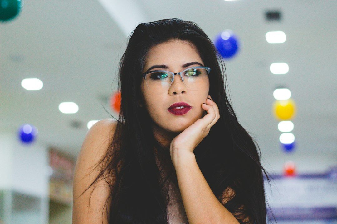 Retrato de uma jovem mulher brasileira de óculos