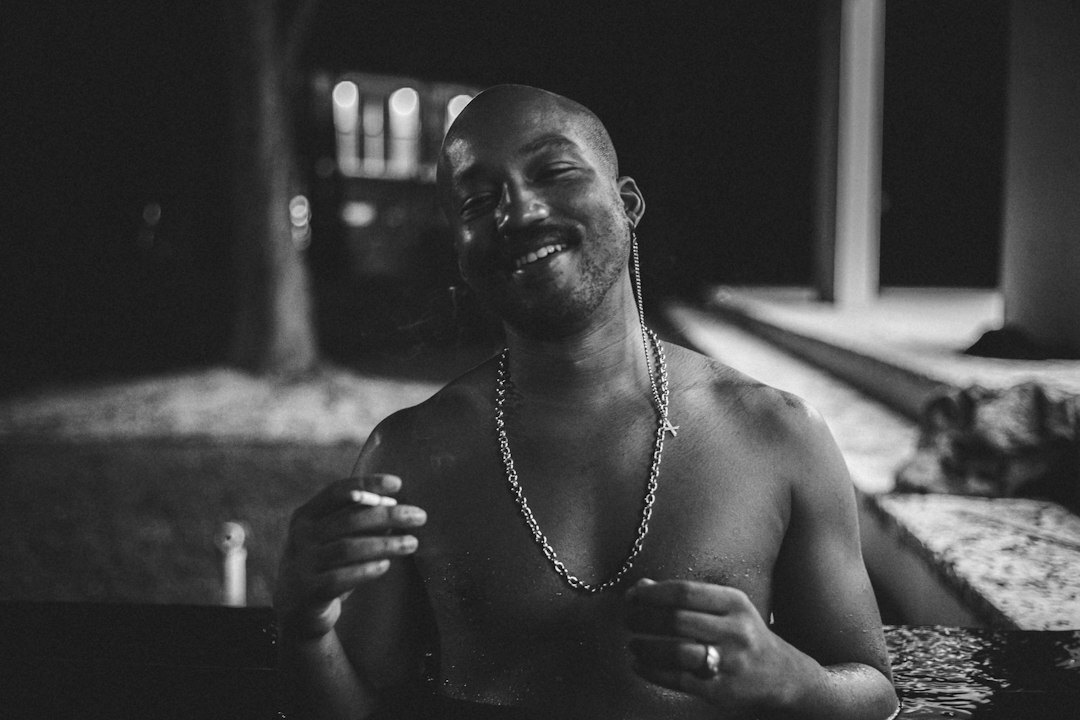 Retrato de um homem brasileiro jovem sorrindo