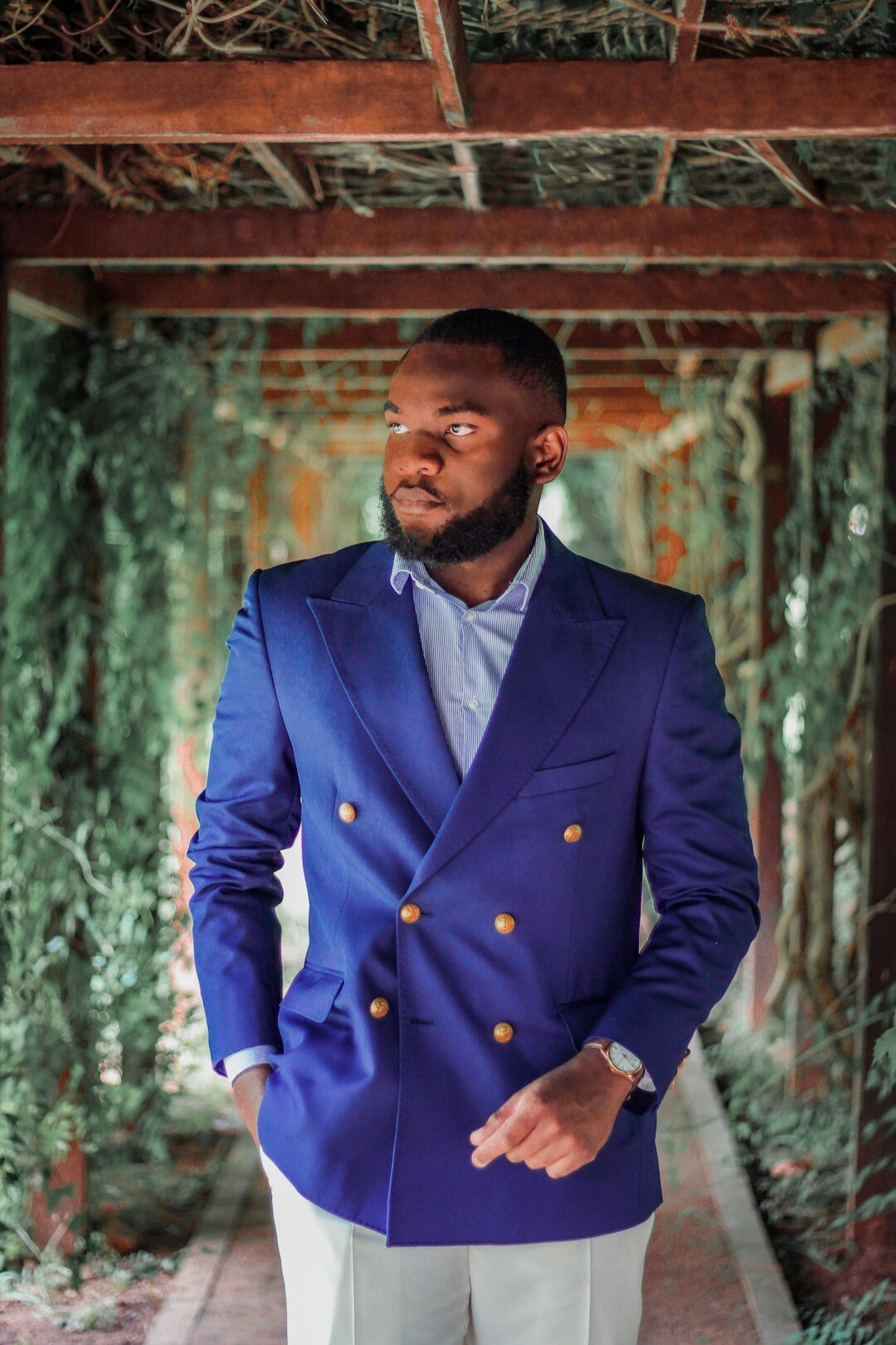 Retrato de um homem brasileiro de pele negra vestindo blazer leve