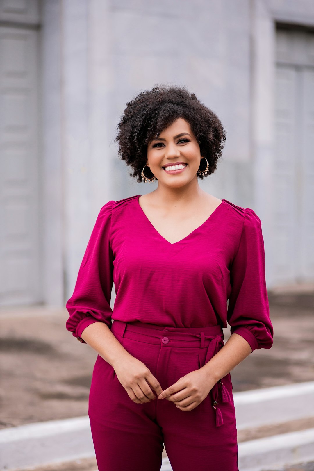 Retrato de uma mulher brasileira sorridente com cabelo cacheado