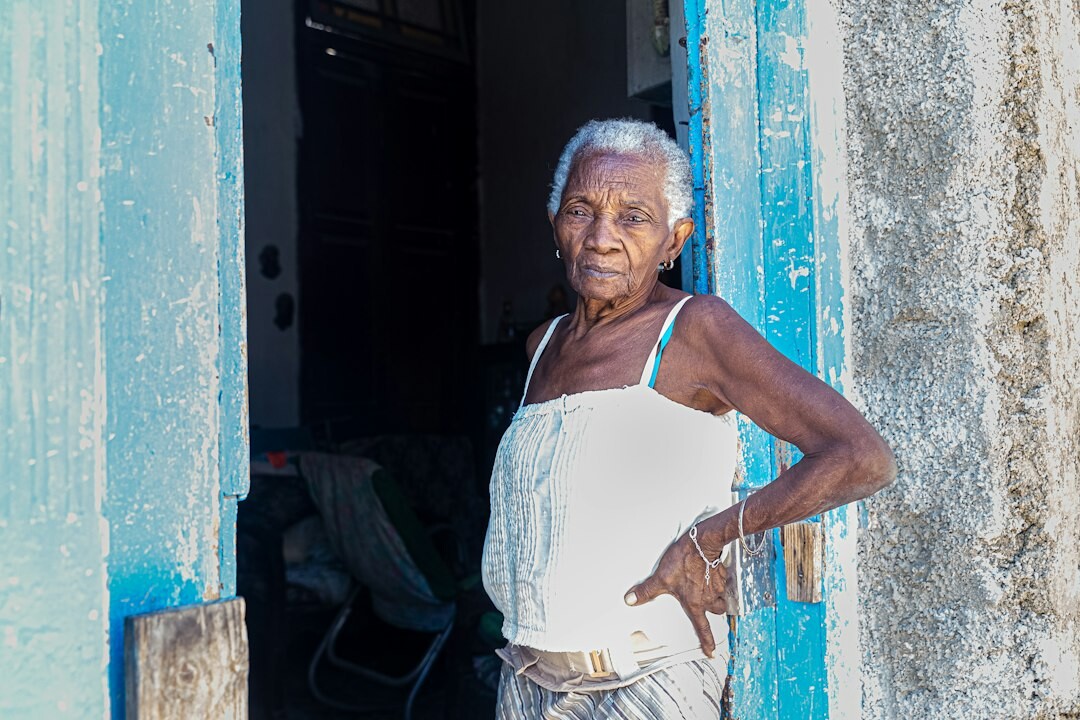 Retrato de uma mulher brasileira madura de cabelo grisalho sorrindo